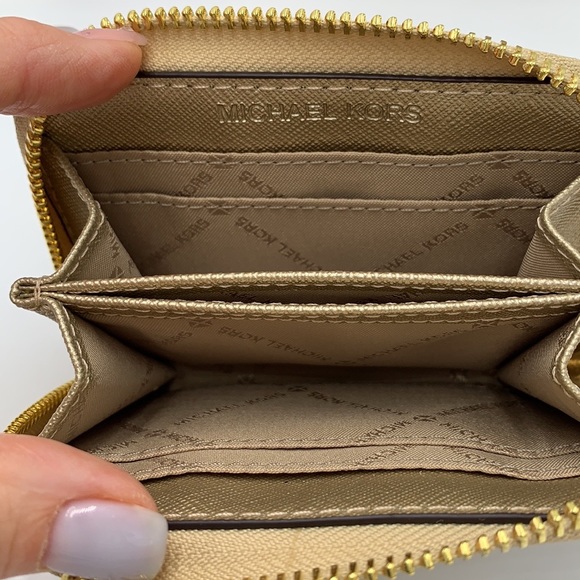 MICHAEL KORS JET SET TRAVEL MEDIUM ZIP AROUND CARD CASE PALE GOLD COLOR - Picture 8 of 11
